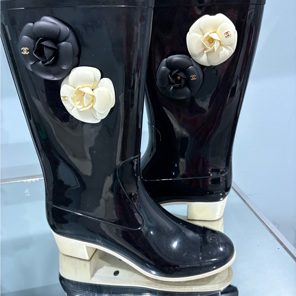CHANEL Black and Cream Floral Rain Boots